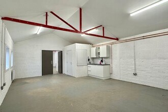 Sundon Rd, Harlington to rent Interior Photo- Image 2 of 4