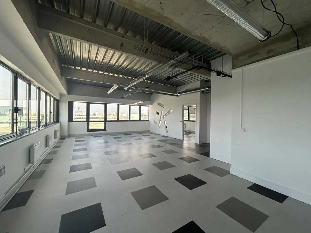 Office in Pantin to rent Interior Photo- Image 1 of 1