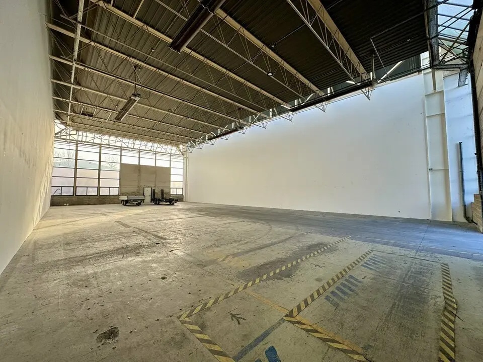 Location Local d'activités 630 m² - Photo 1