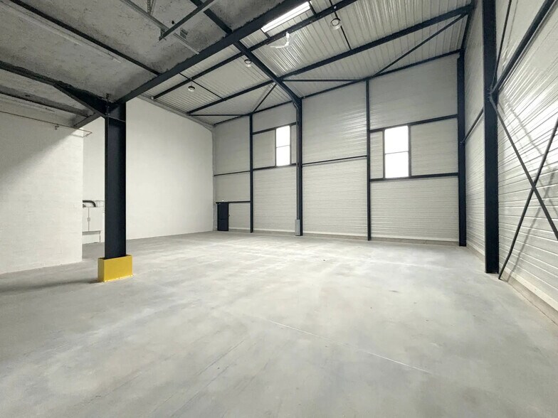 Light Industrial in SAINT-OUEN-L'AUMONE to rent - Building Photo - Image 2 of 17