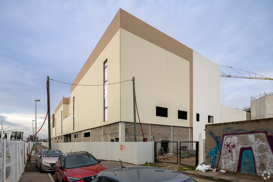 5 Rue Louis Blanc, Vénissieux to rent - Building Photo - Image 2 of 2
