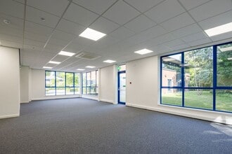 South Park Way, Wakefield to rent Interior Photo- Image 1 of 9