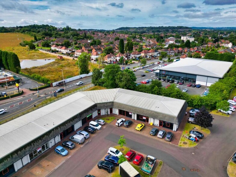 Second Av, Kingswinford to rent - Building Photo - Image 2 of 17