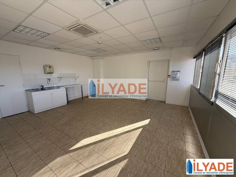 Office in Marseille to rent - Interior Photo - Image 3 of 9