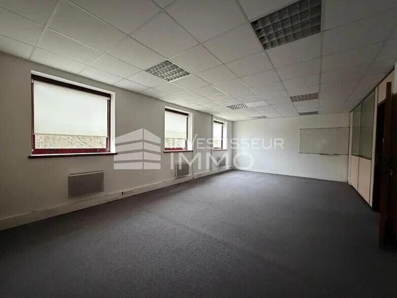 Office in Champs-sur-Marne to rent - Interior Photo - Image 3 of 5
