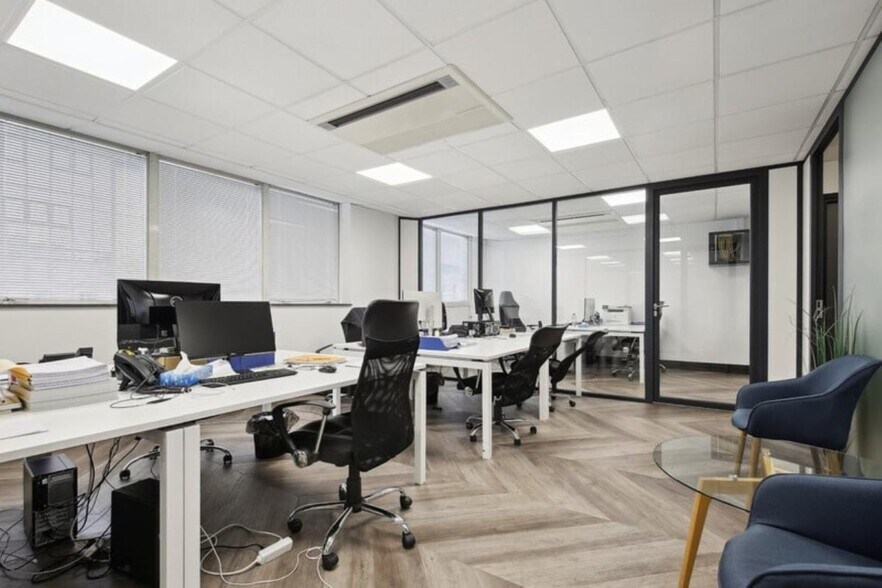 123-125 Rue Victor Hugo, Levallois-Perret to rent - Interior Photo - Image 2 of 5