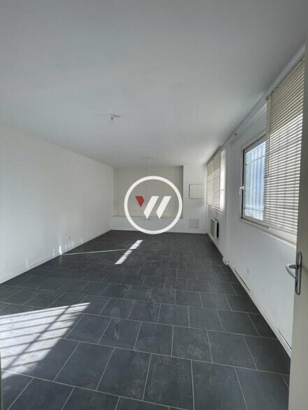 Light Industrial in Gémenos to rent - Building Photo - Image 3 of 3