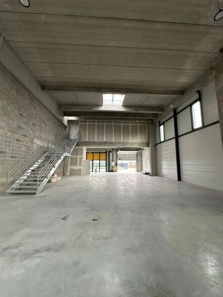 Industrial in Bobigny to rent - Building Photo - Image 3 of 10