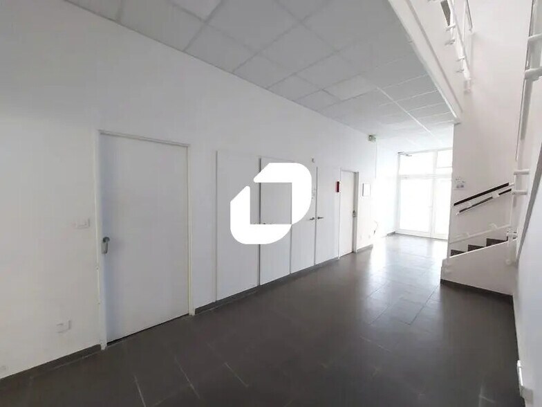 43 Avenue Des 3 Peuples, Montigny-le-Bretonneux to rent - Interior Photo - Image 3 of 20