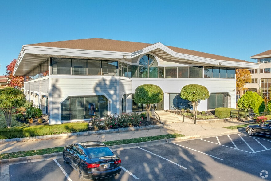 10 Pidgeon Hill Dr, Sterling, VA to rent - Building Photo - Image 3 of 21