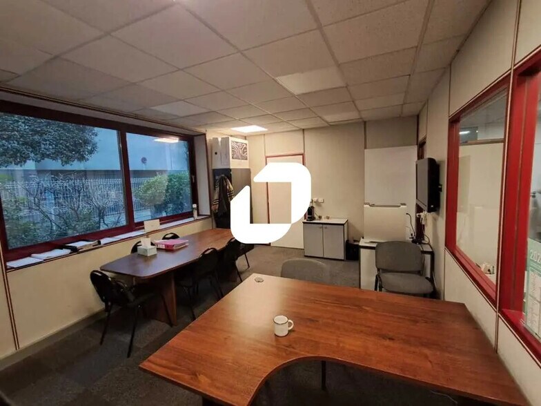 Office in La Garenne-Colombes to rent - Building Photo - Image 2 of 6