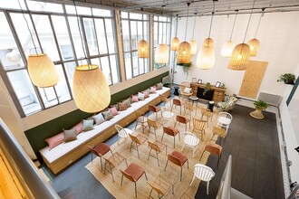 Retail in Paris to rent Interior Photo- Image 1 of 5
