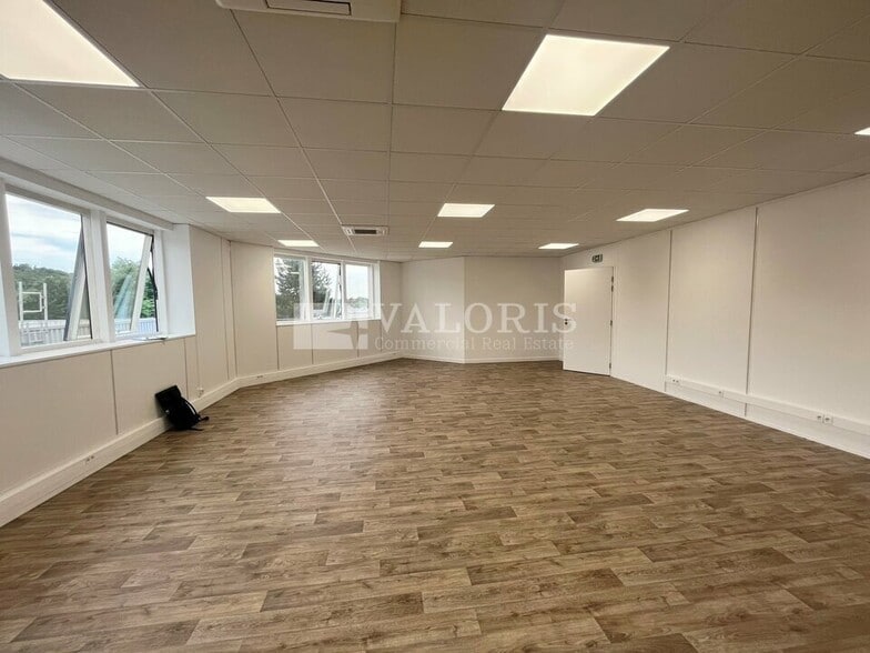 Office in Saint-Genis-Laval to rent - Interior Photo - Image 2 of 5