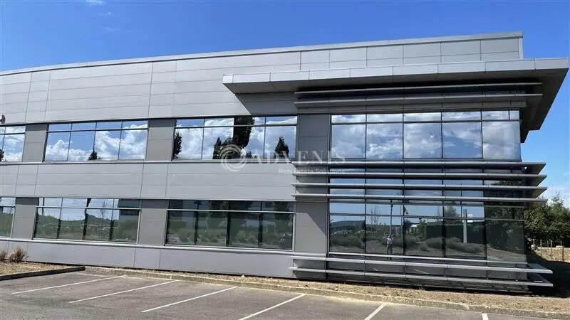 Light Industrial in Lieusaint to rent - Building Photo - Image 1 of 12