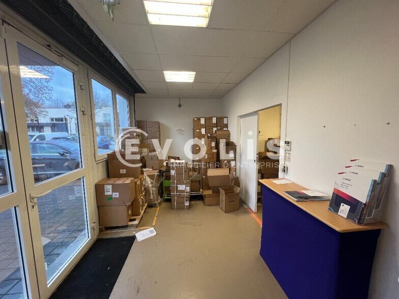 Light Industrial in Créteil to rent - Lobby - Image 2 of 15