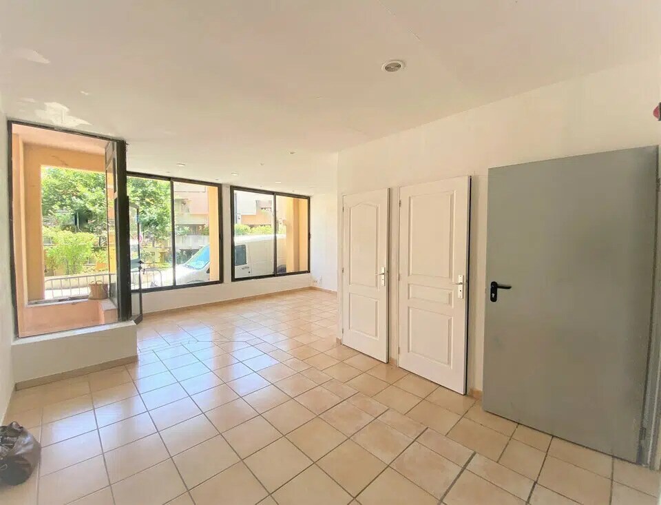 Retail in Valbonne to rent Building Photo- Image 1 of 5