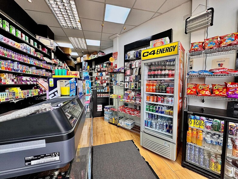 Dedworth Rd, Windsor to rent - Building Photo - Image 2 of 5