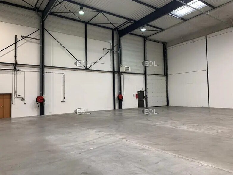 Light Industrial in Villeneuve-la-Garenne to rent - Building Photo - Image 2 of 7