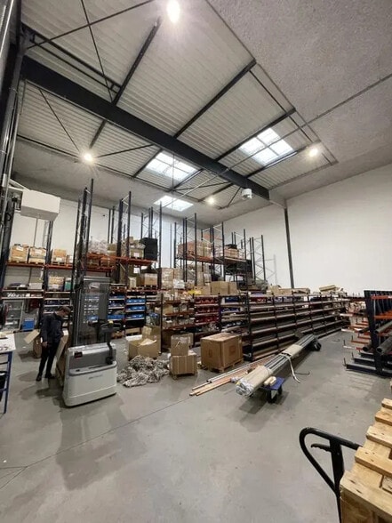 Industrial in Villeneuve-la-Garenne to rent - Interior Photo - Image 3 of 14