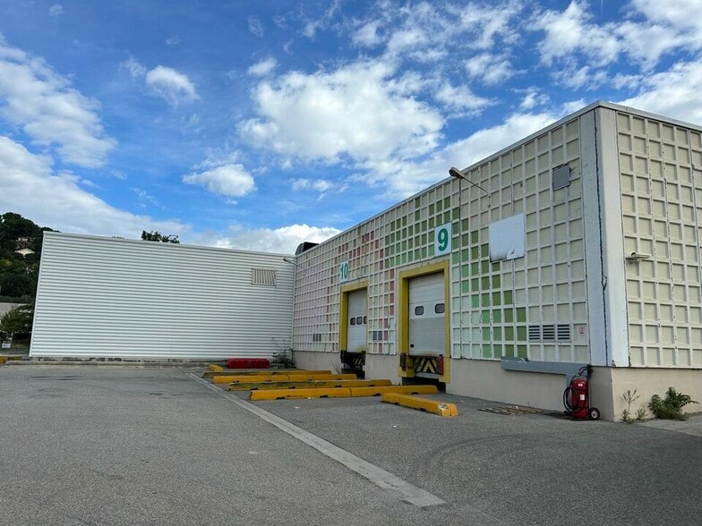 Industrial in Aubagne to rent - Building Photo - Image 3 of 5