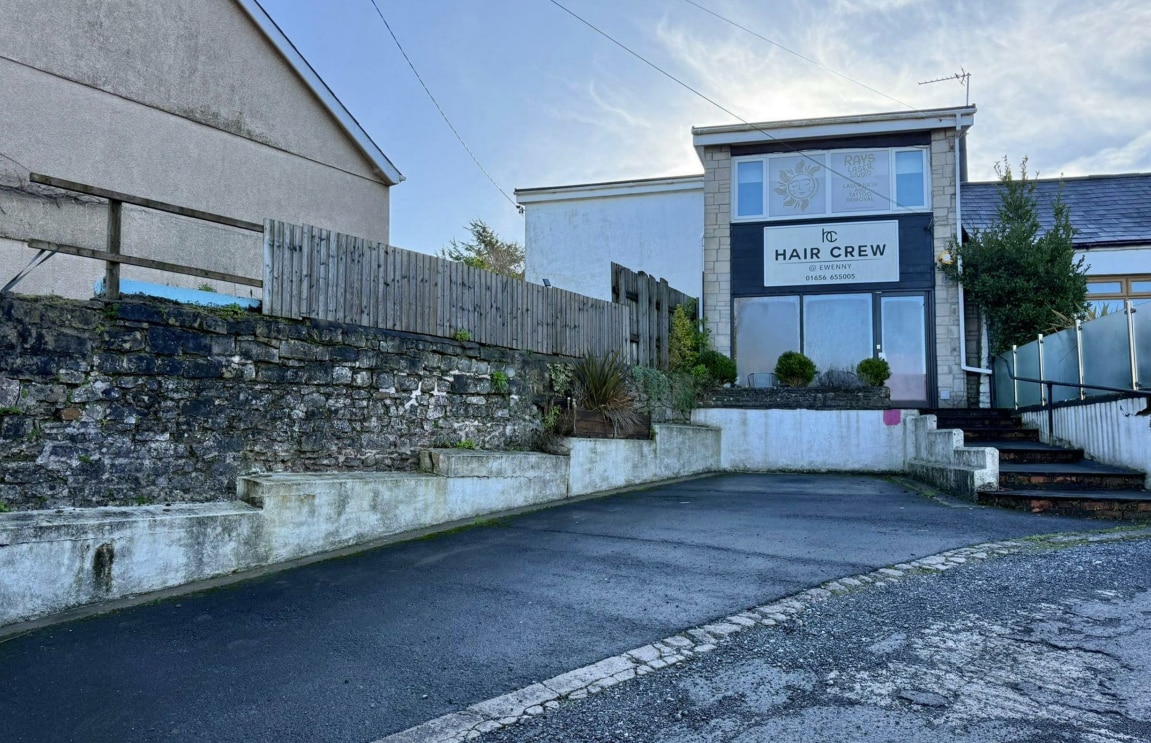 2 Wick Rd, Pencoed to rent Primary Photo- Image 1 of 3