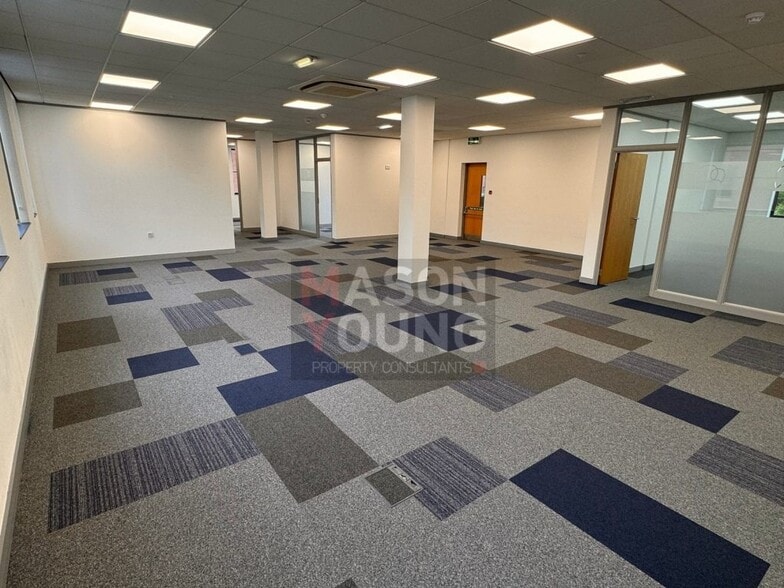 6 Embassy Dr, Birmingham to rent - Interior Photo - Image 2 of 8