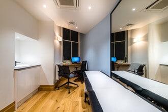 42 Harley St, London to rent Interior Photo- Image 2 of 4