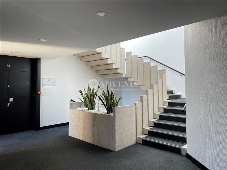Office in Vélizy-Villacoublay to rent - Lobby - Image 2 of 5