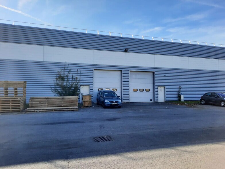 Light Industrial in Lisses to rent - Building Photo - Image 2 of 5