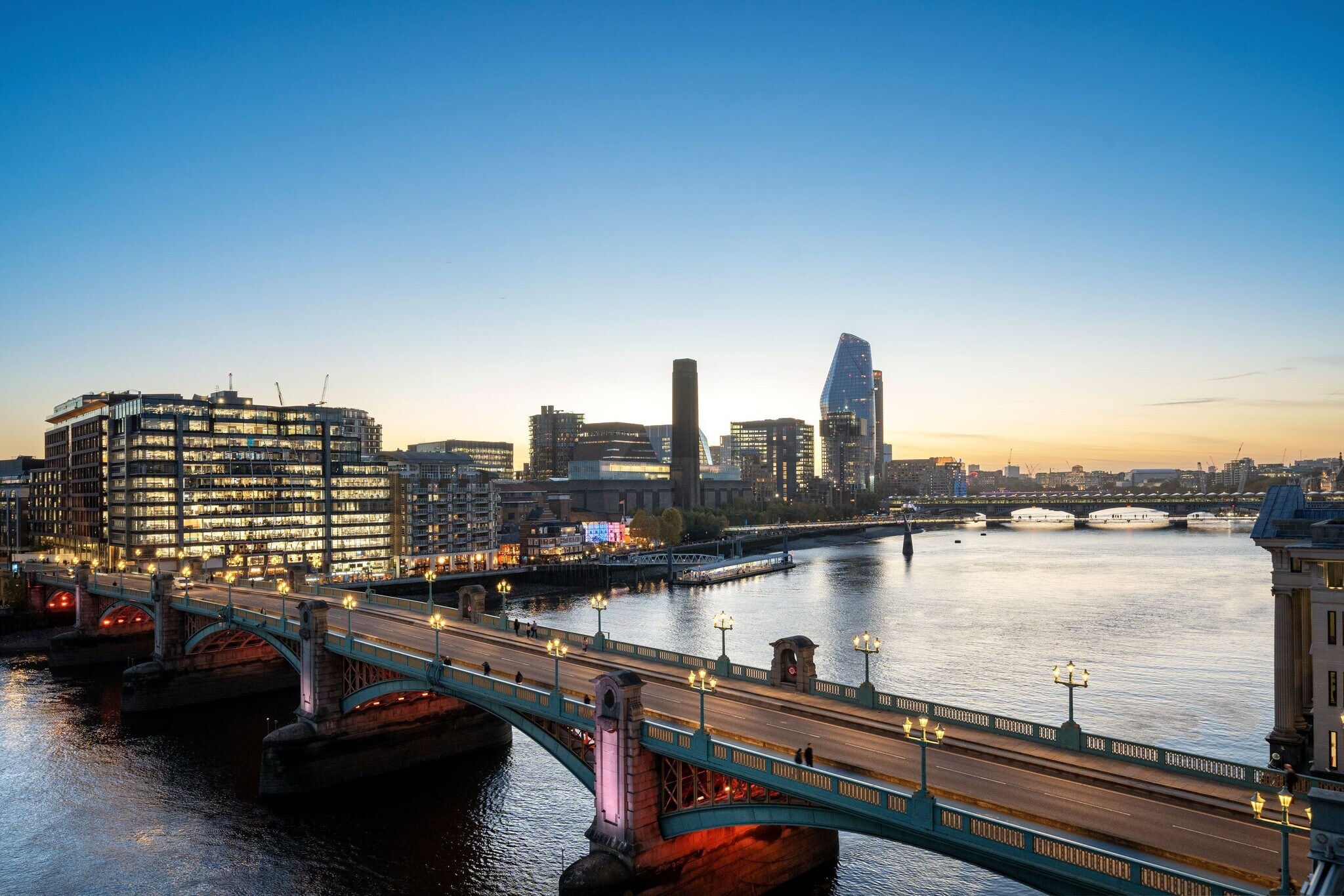 10 Queen Street Pl, London to rent Building Photo- Image 1 of 5