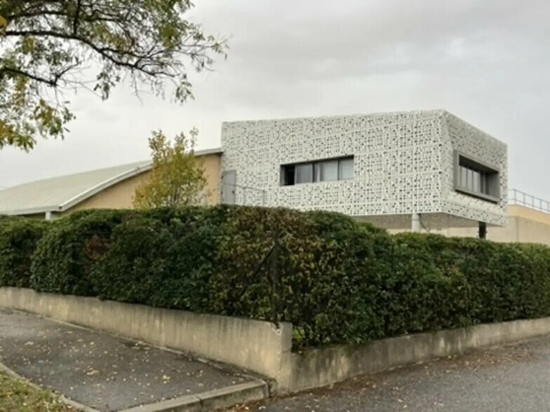 Office in LES MILLES to rent - Building Photo - Image 2 of 4