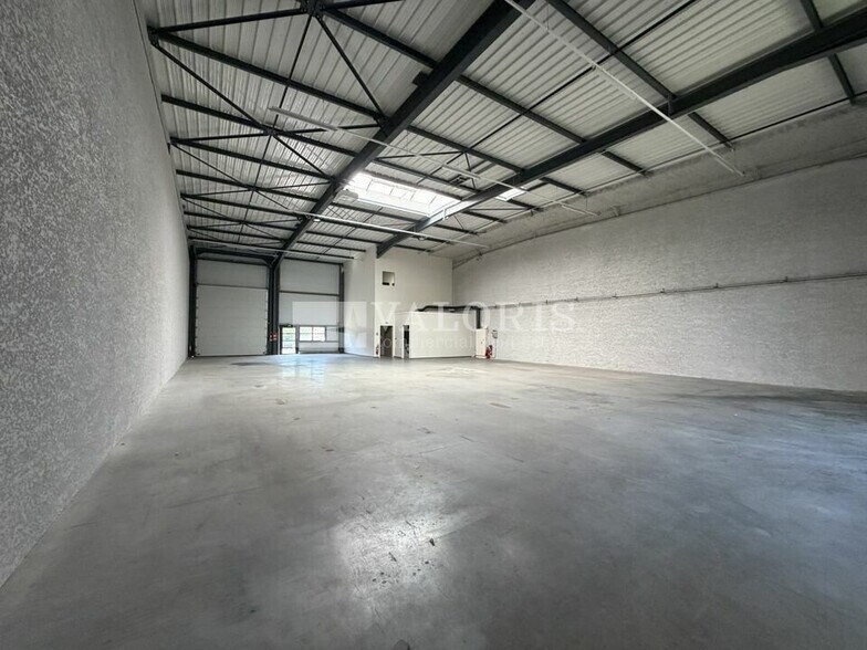 36 Rue Emile Zola, Décines-Charpieu to rent - Building Photo - Image 2 of 6