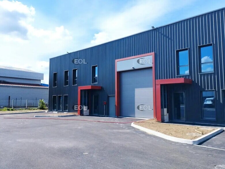Light Industrial in Chassieu to rent - Building Photo - Image 1 of 12
