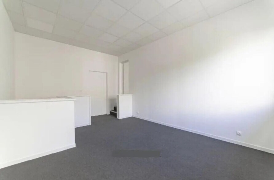 Light Industrial in Lisses to rent - Interior Photo - Image 3 of 20