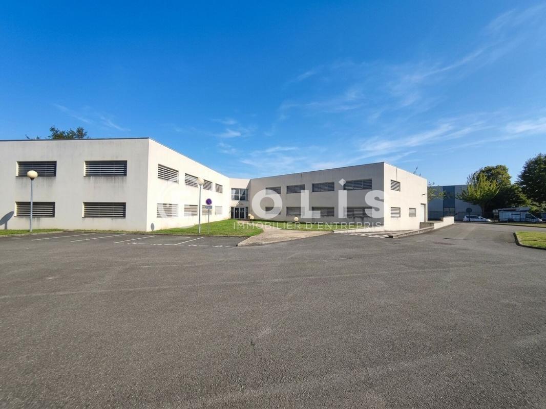 Office in Grigny to rent Building Photo- Image 1 of 14