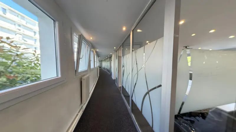 Office in Issy-les-Moulineaux to rent - Interior Photo - Image 3 of 14