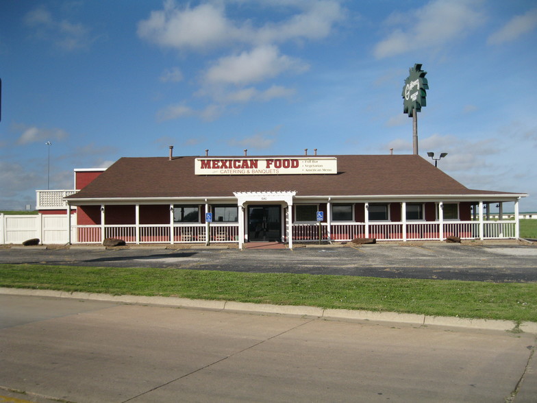 640 Westport Blvd, Salina, KS for sale - Building Photo - Image 1 of 1