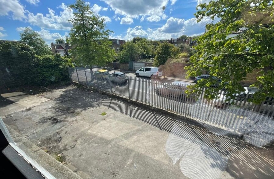 212 Durnsford Rd, London to rent - Building Photo - Image 3 of 3