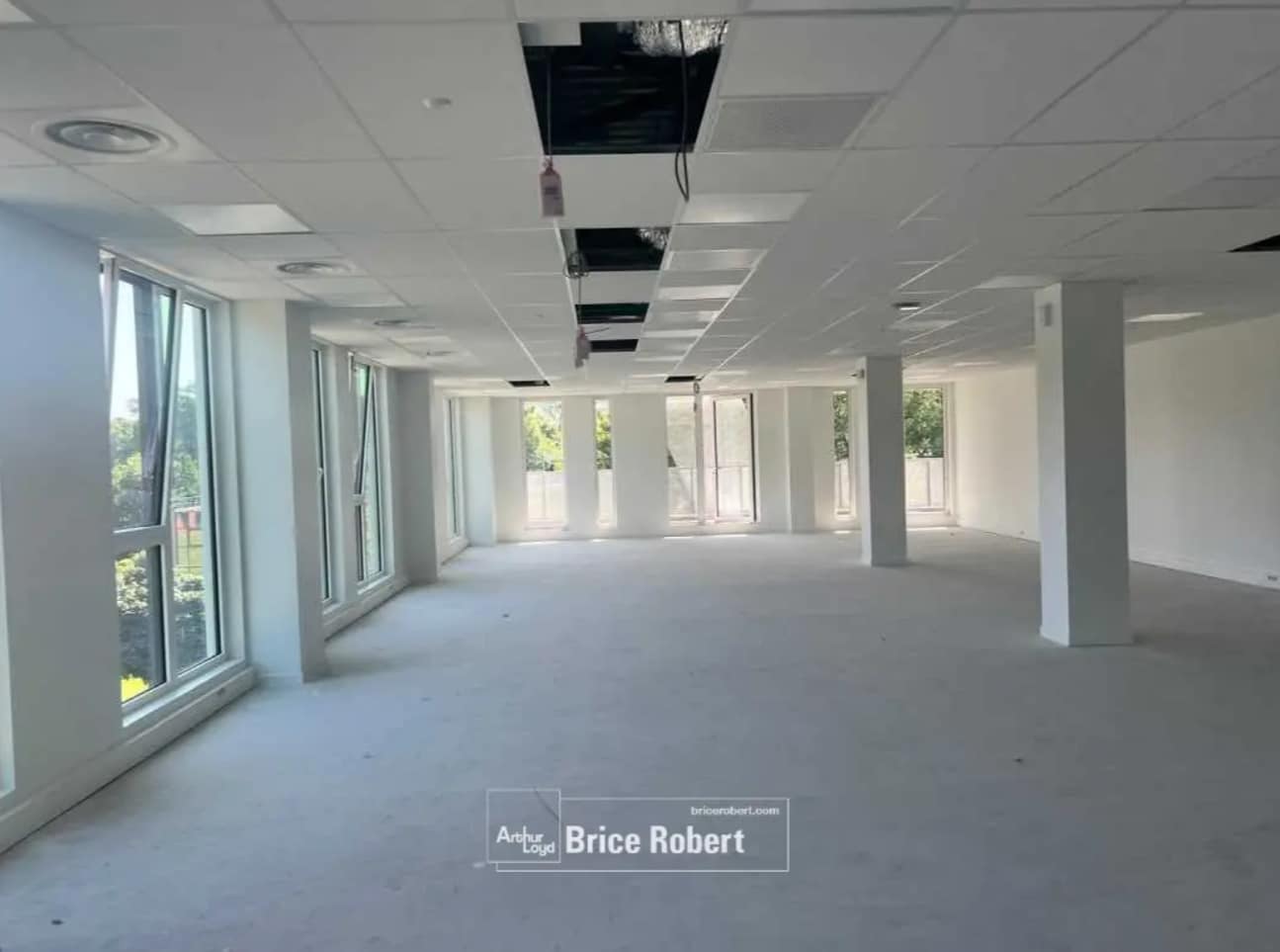 Office in Limonest to rent Interior Photo- Image 1 of 1