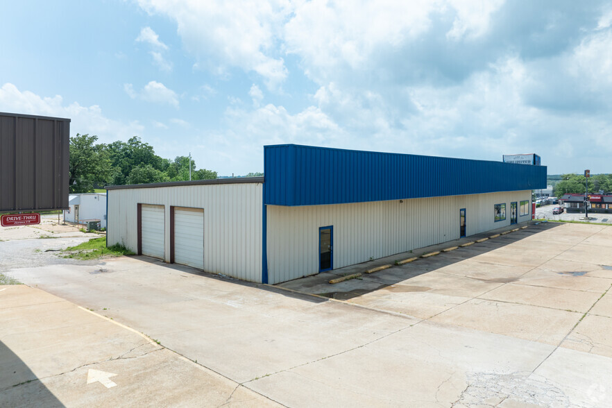 1138 Vine St, Poplar Bluff, MO for rent - Building Photo - Image 2 of 7