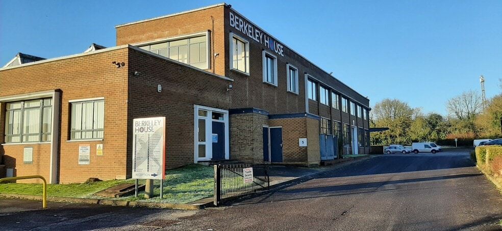 Hunts Rise, Swindon to rent - Building Photo - Image 2 of 10
