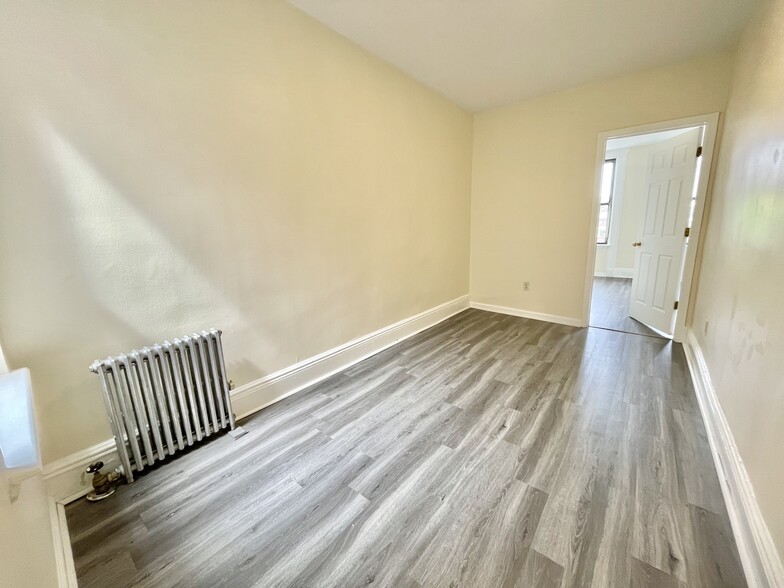 926 Hart St, Brooklyn, NY for sale - Interior Photo - Image 1 of 1