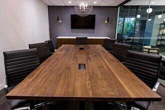 21550 Oxnard St, Woodland Hills, CA to rent Interior Photo- Image 2 of 7