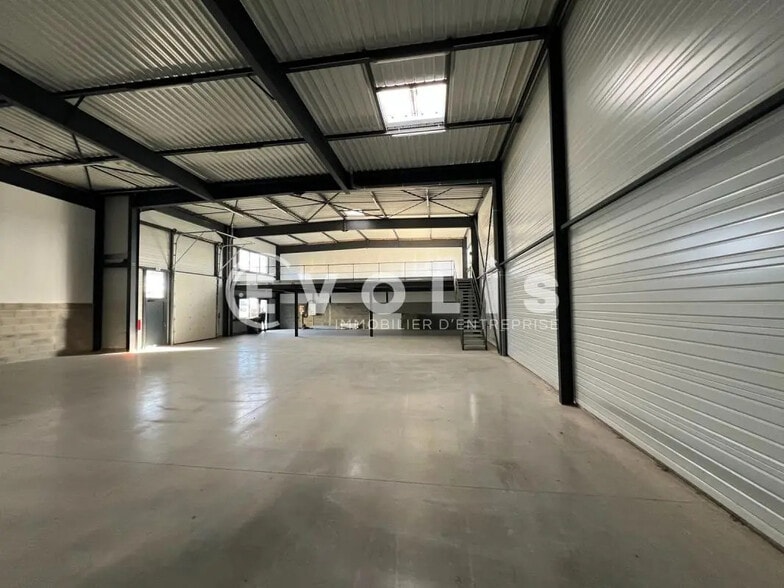 Light Industrial in Frans to rent - Interior Photo - Image 2 of 6