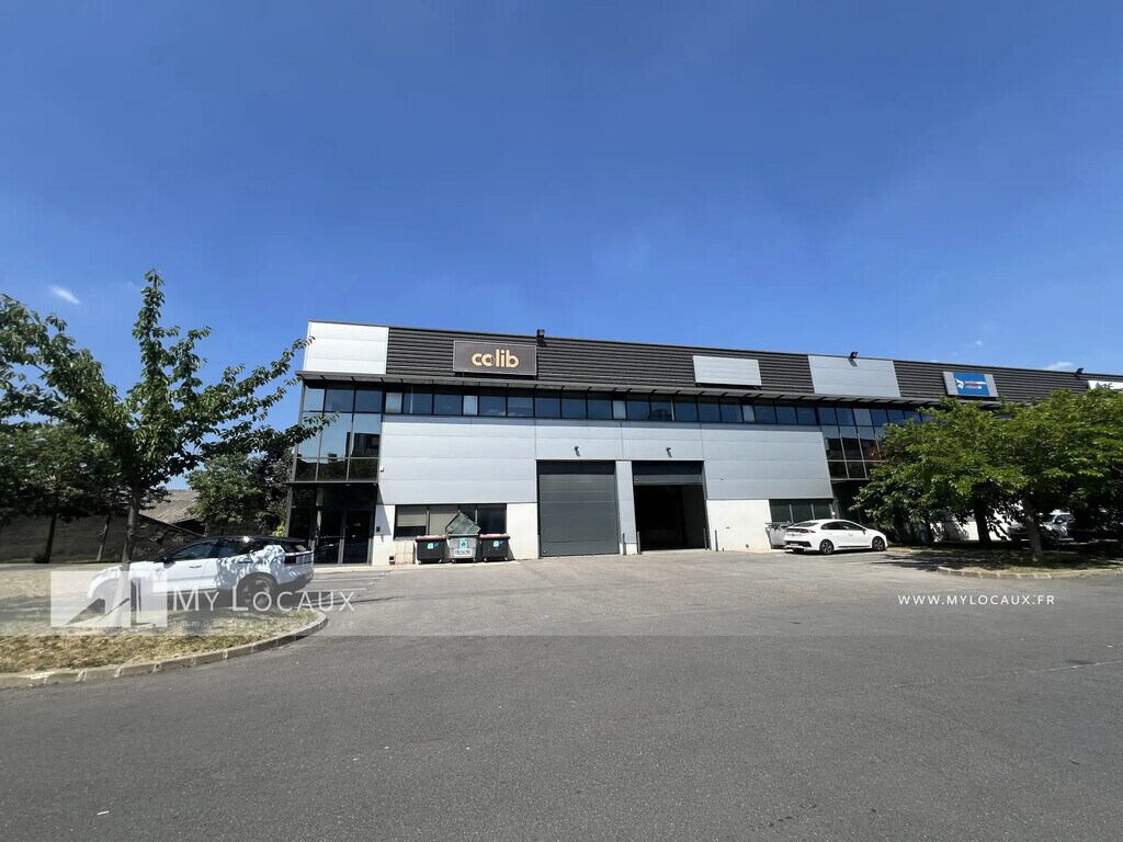 Location Entrepôt 1 010 m² - Photo 1