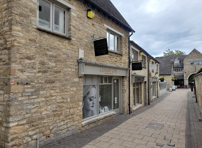 4 Langdale Ct, Witney for sale - Primary Photo - Image 1 of 1