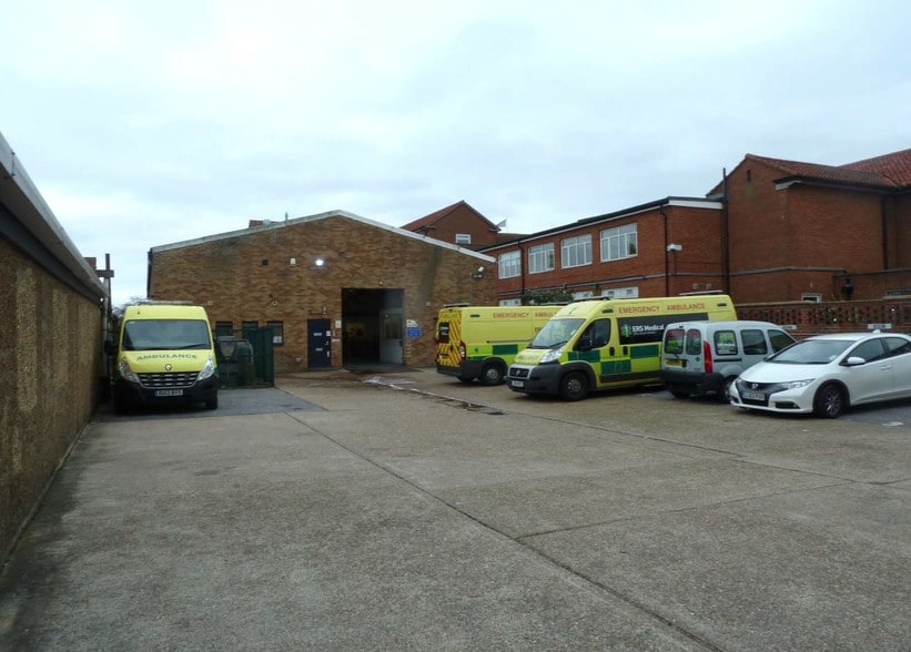 177 Hook Rd, Surbiton to rent - Building Photo - Image 2 of 3