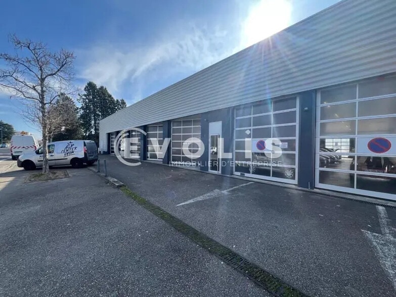 Light Industrial in Vénissieux to rent - Building Photo - Image 1 of 14