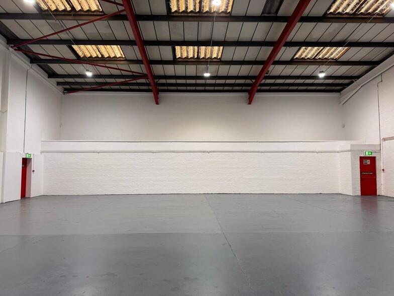 Hythe Rd, London to rent - Building Photo - Image 3 of 4