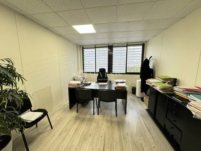 Office in Goussainville to rent - Interior Photo - Image 2 of 10